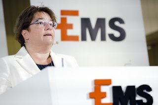 Confronté au ralentissement conjoncturel et aux effets négatifs des devises, le groupe dirigé par Magdalena Martullo-Blocher s'attend désormais à un repli de son chiffre d'affaires et de sa performance opérationnelle en 2023. (archives)